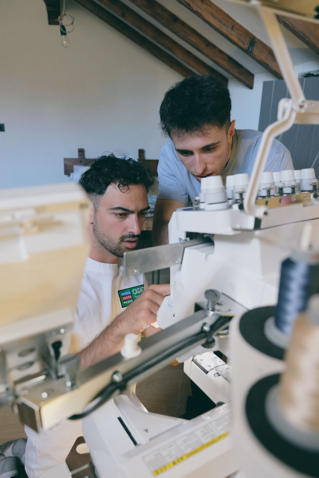 Alessio Solazzi durante una lezione personalizzata su una macchina da ricamo
