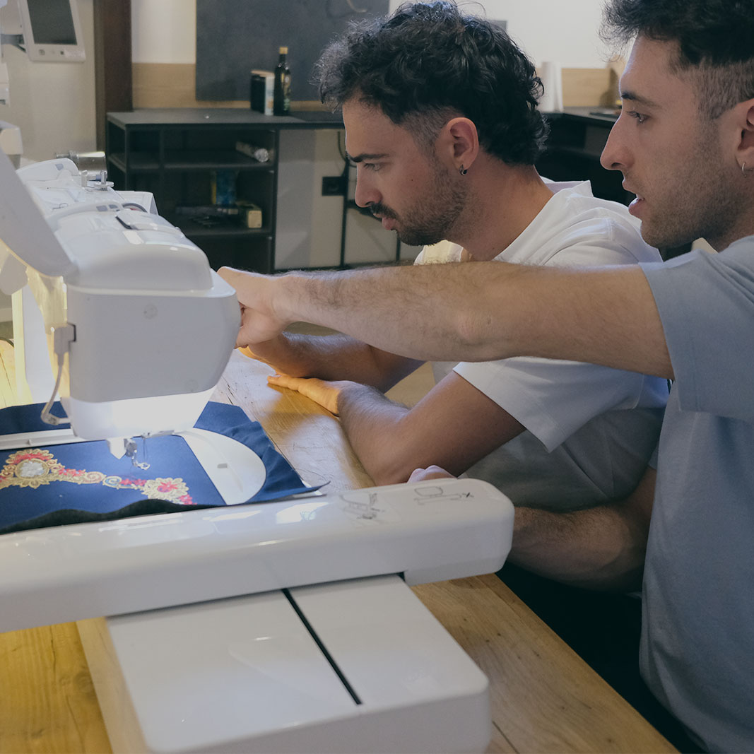 Alessio Solazzi mentre campiona con un allievo un ricamo digitalizzato assieme